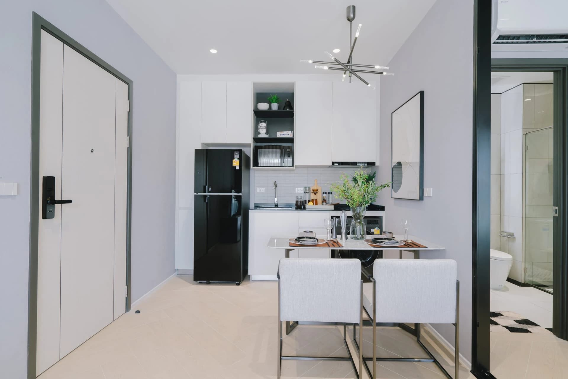 One-bedroom show apartment: entrance