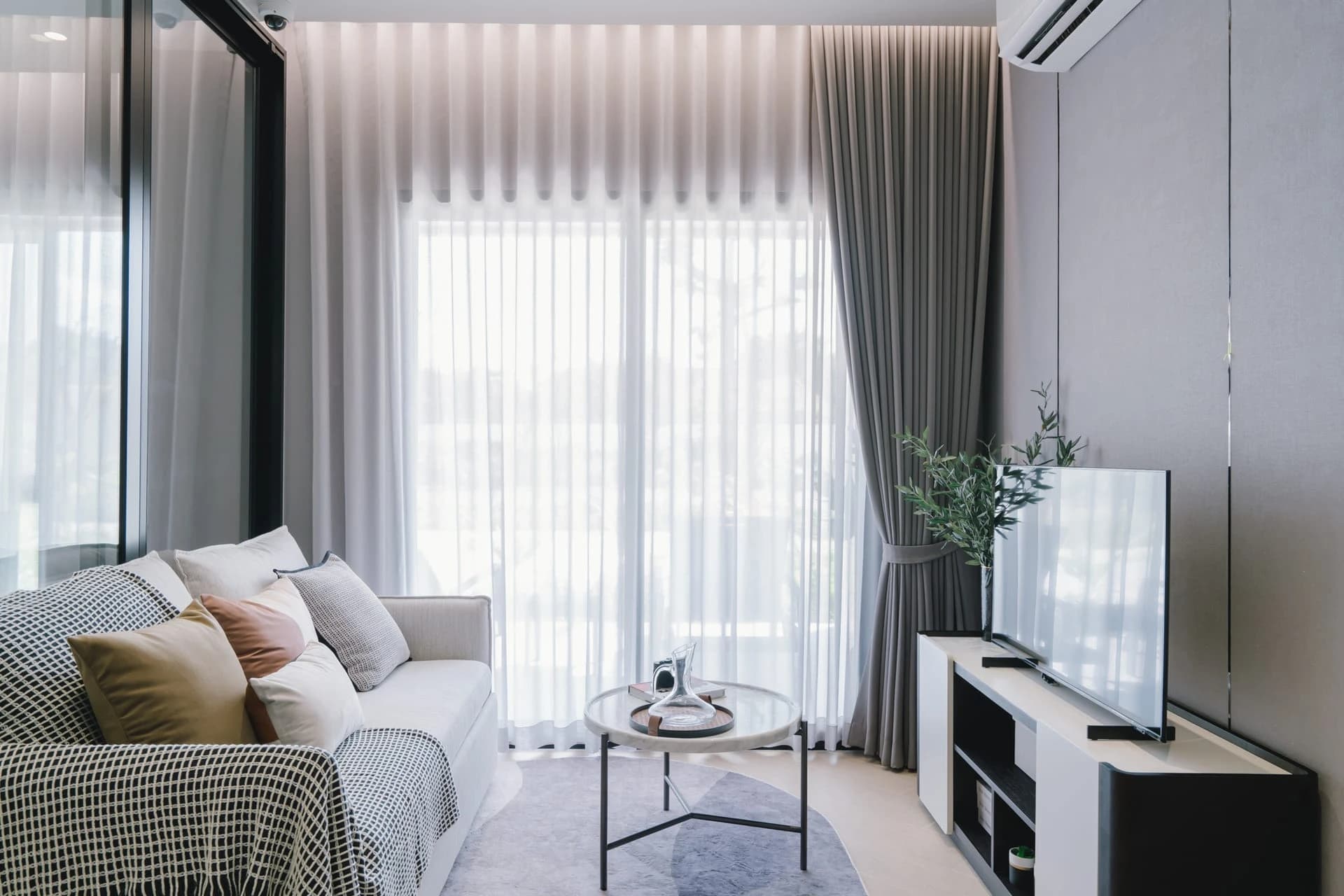 One-bedroom show apartment: window lounge